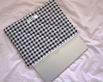 Capa acolchoada para laptop, iPad e tablet em xadrez preto e branco com forro de algodão creme | Capa estética para laptop | Feita à mão no Reino Unido