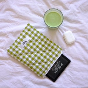 Pochette matelassée pour liseuse Kindle et kobo en vichy vert olive avec doublure crème | Étui basique blanc en papier Kindle | Fait main au Royaume-Uni
