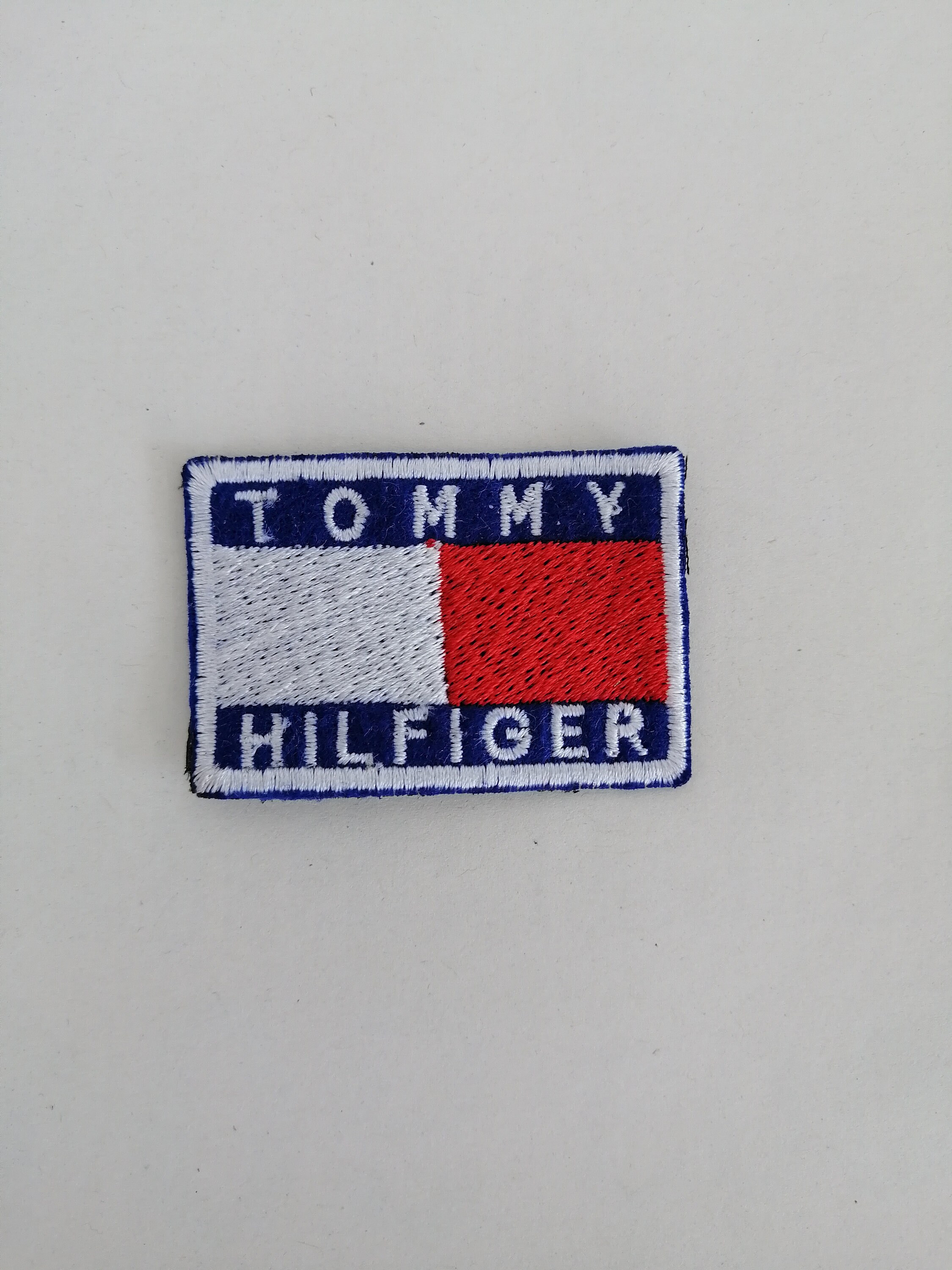 periskop-danken-gold-tommy-hilfiger-emblem-kaufen-sich-weigern