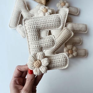 Letra tejida a crochet simple con flor: decoración de pared o para colgar en moisés. Decoración de habitación de bebé, regalo para baby shower.
