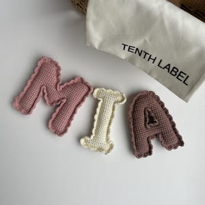 Guirnalda de letras tejidas a crochet con volantes. Regalo para baby shower, decoración de habitación, letras colgantes para guardería. Artículo personalizado.