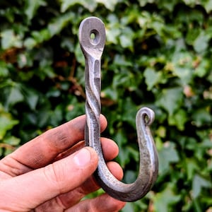 Ganchos en forma de J forjados para colgar ollas y sartenes, utensilios o ropa.