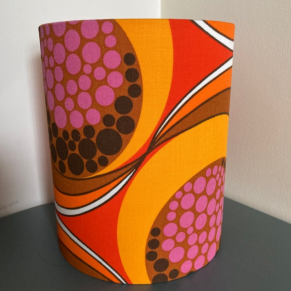 Retro-Lampenschirm aus den Siebzigern, orange, rosa, braun, hergestellt aus Vintage-Stoff / Durchmesser 20 cm / Höhe 24 cm