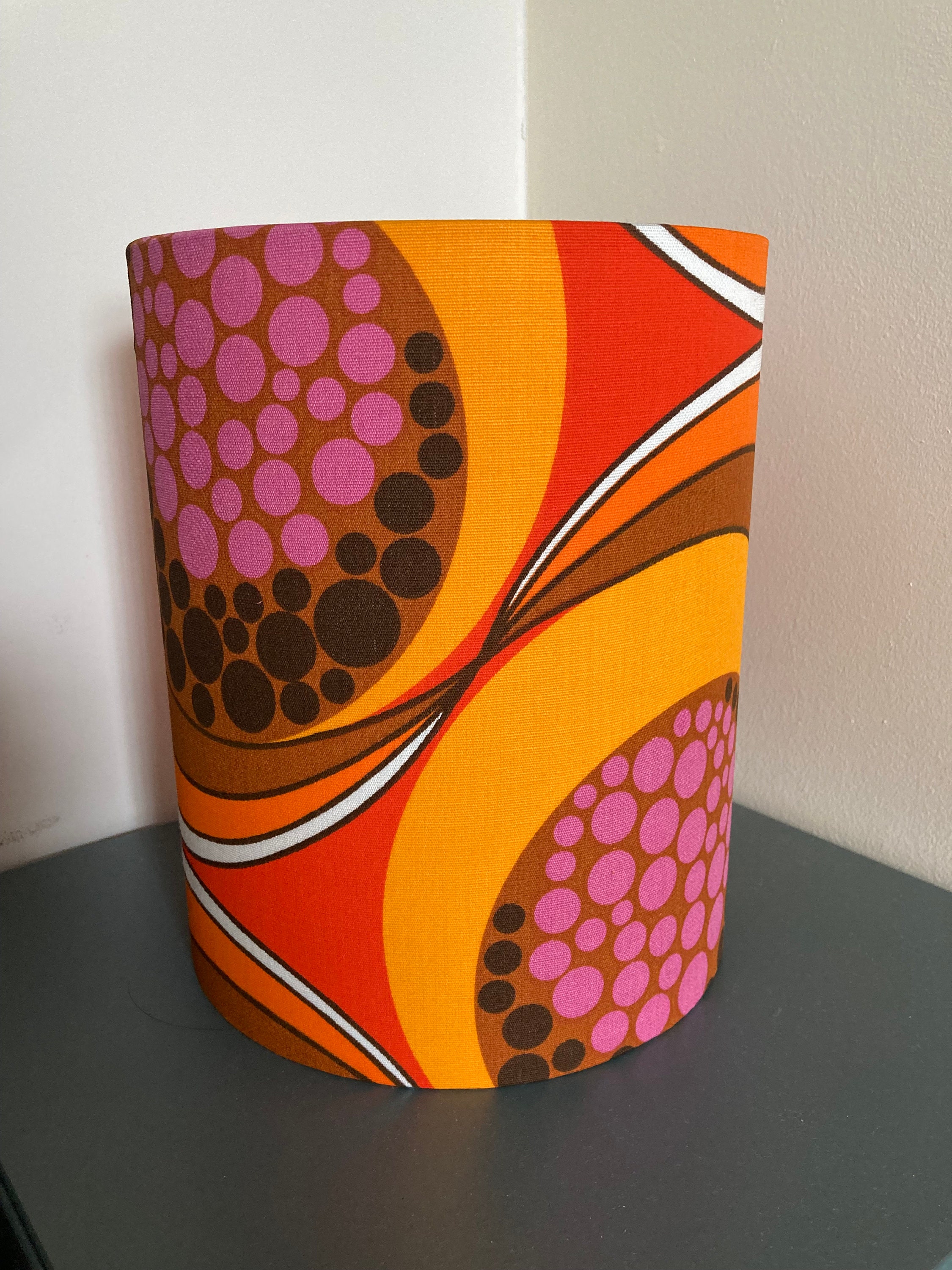 Retro-Lampenschirm aus den Siebzigern, orange, rosa, braun, hergestellt ...