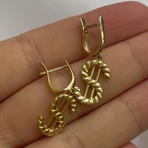 Pendientes estilo hip hop de oro amarillo macizo de 14 quilates. Lujosos pendientes colgantes de oro. Regalo para ella. Pendientes de oro con símbolo de dólar.
