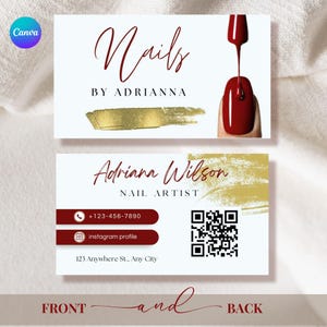 Op de afbeelding: Een visitekaartje voor een nagelstyliste genaamd Adriana Wilson. De voorkant van de kaart heeft de tekst "Nails by Adrianna" in rode cursieve letters met een gouden penseelstreep erachter. Aan de rechterkant van de kaart is een rode nagel te zien met een druppel rode nagellak. De achterkant van de kaart heeft de tekst "Adriana Wilson Nail Artist" in zwarte letters met een gouden penseelstreep erachter. De kaart bevat ook een telefoonnummer, een Instagram-profiel en een QR-code.