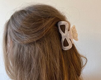 Große Haarklammer Modell Felicia 8,5 cm lang Schildpattoptik in Schleifenform cremeweiss Cellulose Acetate Haarspange Haarschmuck hair clip