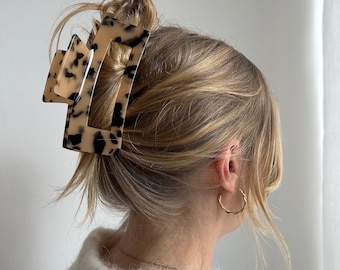 Personalisierbare, nachhaltige Haarklammer 'The Minimalist' in Leo Schildpattoptik, große Haarspange, XL hairclip, mit Anhänger