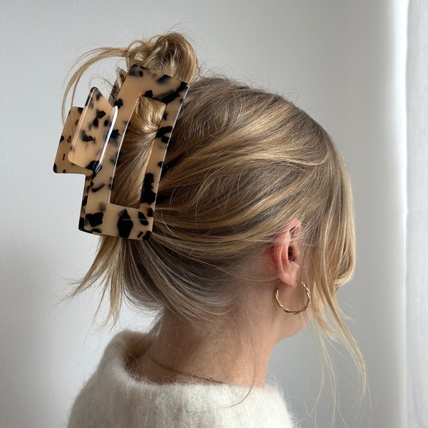 Personalisierbare, nachhaltige Haarklammer 'The Minimalist' in Leo Schildpattoptik, große Haarspange, XL hairclip, mit Anhänger