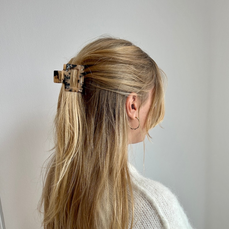 Personalisierbare, nachhaltige Haarklammer 'The Minimalist' in Leo Schildpattoptik, große Haarspange, XL hairclip, mit Anhänger image 4