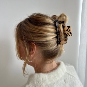 Personalisierbare, nachhaltige Haarklammer 'The Minimalist' in Leo Schildpattoptik, große Haarspange, XL hairclip, mit Anhänger image 5