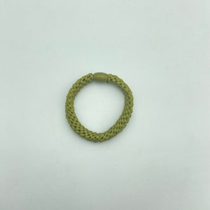 3er Set geflochtene Haargummis in Grüntönen, uni oder mit Glitzer, gestreift, geflochtenes Armband vielfach kombinierbar Oliv