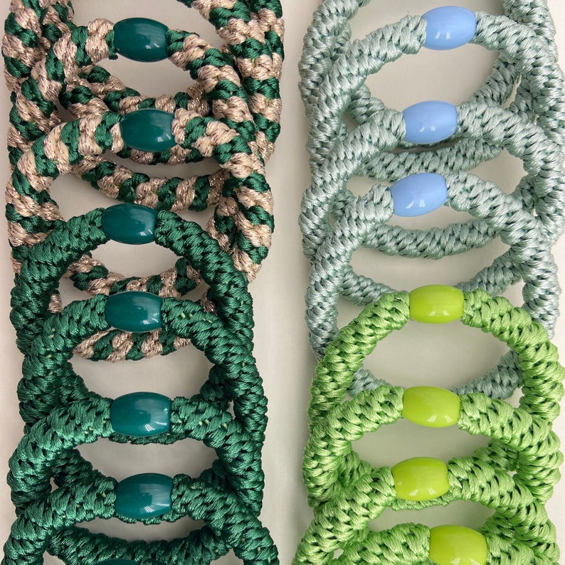 Lot de 3 élastiques à cheveux tressés dans les tons de vert, unis ou à paillettes, rayés, bracelet tressé pouvant être combiné de nombreuses façons image 2