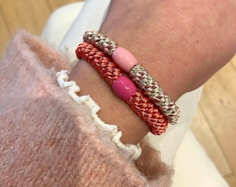 Set van 3 gevlochten haarelastiekjes in roze, zalm, wijnrode tinten, effen of met glitter, gestreepte, gevlochten armband is op vele manieren te combineren