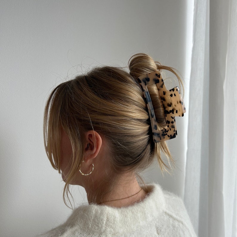 Personalisierbare, nachhaltige Haarklammer 'The Minimalist' in Leo Schildpattoptik, große Haarspange, XL hairclip, mit Anhänger image 2