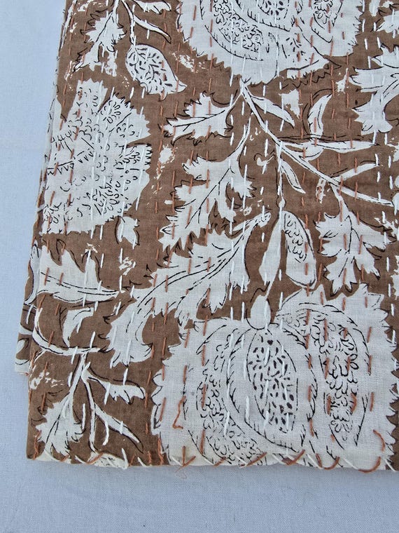 手縫いカンタキルト：インドの花柄プリント、天然染料 - Etsy 日本