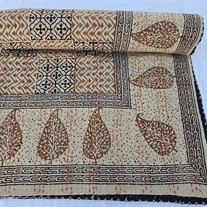 Kantha Quilt Bettwäsche Handblockdruck Blumendecke, indische natürliche Farbe, handgenähte ländliche Kantha-Bettwäsche, ethnischer Wohnkulturstil