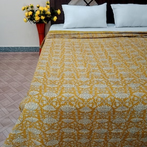 Può includere: Una trapunta kantha floreale gialla e bianca con un design semplice. La trapunta è realizzata in cotone ed è perfetta per aggiungere un tocco di stile bohémien a qualsiasi camera da letto.