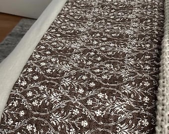 ピンクの花柄カンタキルト：手縫いブロックプリントコットン寝具