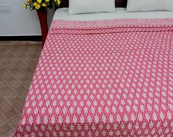 ピンクの花柄カンタキルト：手縫いブロックプリントコットン寝具