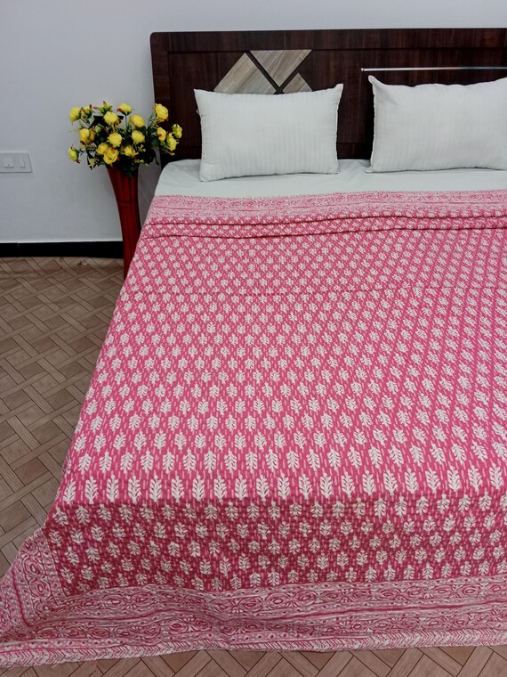 ピンクの花柄カンタキルト：手縫いブロックプリントコットン寝具
