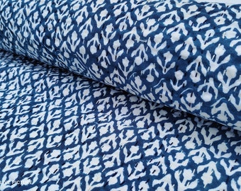 Colcha Kantha floral azul: Colcha de algodón indio estampada a mano con bloques.