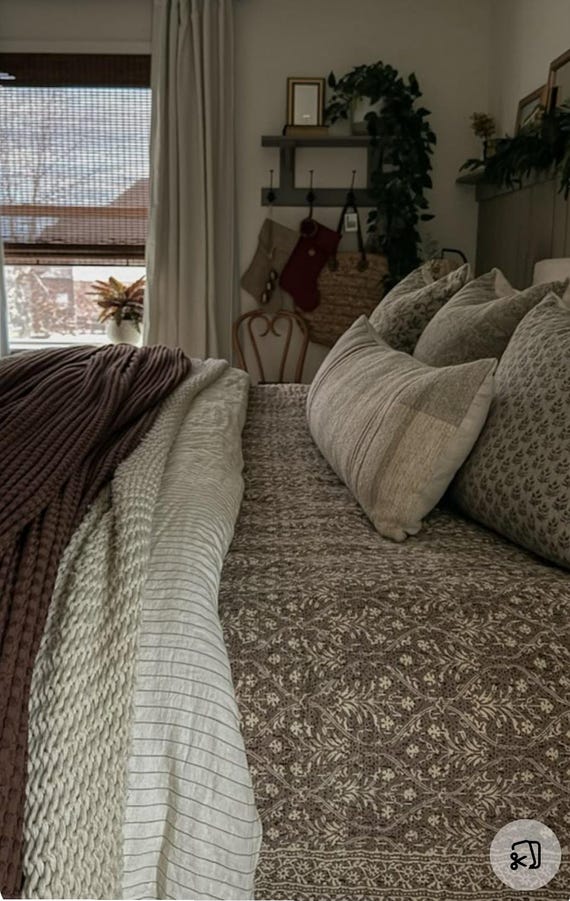 Boho Kantha Quilt Bedspread Hand Stitched Cotton Indian Quilt Vintage Brown Bedding Queen King Size Kantha Blanket + Pillow Covers