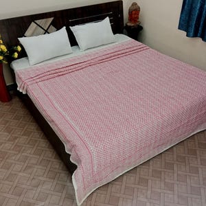 Roze artistieke kantha-quilt, handgeblokte roze en witte handgemaakte kantha Indiase katoenen handgemaakte quilt beddengoed sprei kantha