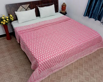 ピンクの花柄カンタキルト：手縫いブロックプリントコットン寝具