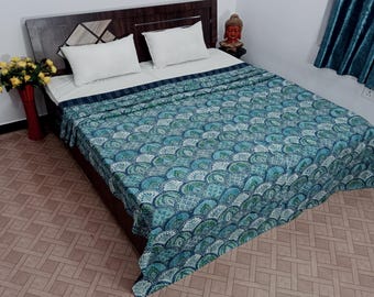 Manta estilo boho con estampado Kantha hecho a mano: ropa de cama de algodón indio con motivos florales.