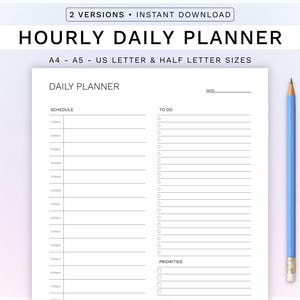 Pode incluir: Um planejador diário branco com uma seção de cronograma, lista de tarefas e prioridades. O planejador inclui o texto "HOURLY DAILY PLANNER" e "DAILY PLANNER". Um lápis azul claro está posicionado à direita.