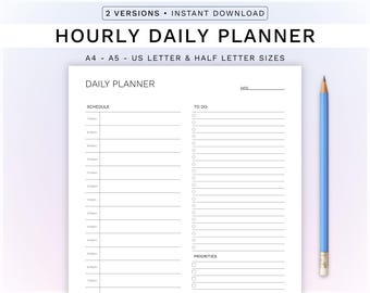 Może przedstawiać: Biały dzienny planer z harmonogramem, listą zadań i sekcją priorytetów. Planer zawiera tekst "HOURLY DAILY PLANNER" i "DAILY PLANNER". Jasnoniebieski ołówek znajduje się po prawej stronie.