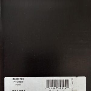 May include: A black box with a white label featuring the text "INNISFREE PITCHER Pichet" and a barcode. The number "40034255" is printed below the text. The label also states "Made in Slovenia".