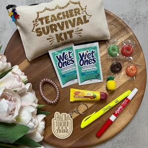 Trousse de survie pour enseignant : personnalisable, 12 articles essentiels dans une trousse à cosmétiques en coton durable (8 x 4,7 po.) - Un cadeau parfait pour la rentrée