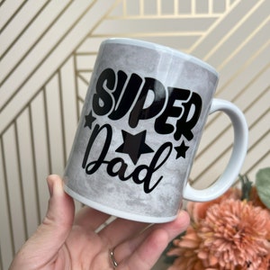 Pode incluir: Um conjunto de três canecas de cerâmica com acabamento fosco e salpicado. As canecas são em tons de creme, castanho claro e castanho escuro. Cada caneca tem um design simples e minimalista.