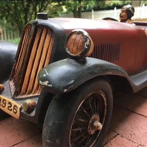 Vintage klassieke grote racesportwagen Bugatti-modelsculptuur met chauffeur