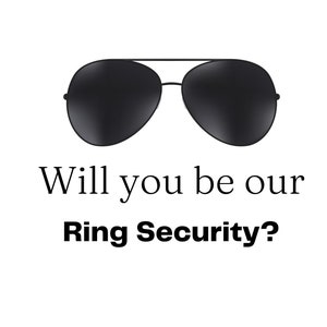 Op de afbeelding: Een zwarte zonnebril met de tekst "Will you be our Ring Security?" eronder.