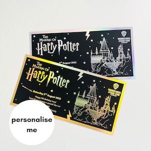 Puede incluir: Dos entradas negras con detalles dorados y plateados. Las entradas dicen "The Making of Harry Potter" con una ilustración de castillo y el logotipo de Warner Bros. Studio Tour London. Una entrada tiene el texto "Saturday 2nd August 2025".