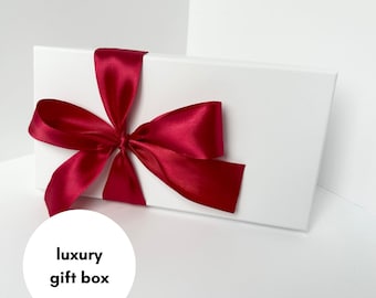 DL Luxus-Geschenk-Box in Weiß mit rotem Band | 22cm x 11cm