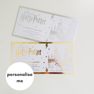 Pode incluir: Dois cartões de convite com o tema Harry Potter. O cartão superior tem detalhes em folha de prata, enquanto o inferior tem detalhes em folha de ouro. Ambos os cartões apresentam o texto "The Making of Harry Potter".