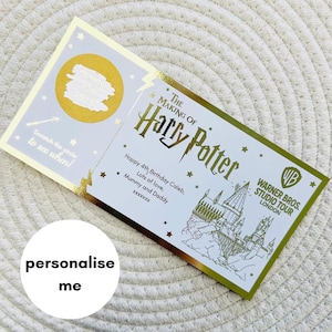 Puede incluir: Un boleto personalizado con temática de Harry Potter con detalles dorados. El boleto presenta el texto "The Making of Harry Potter" y "Warner Bros. Studio Tour London". Incluye un círculo para rascar y revelar una fecha y un mensaje de cumpleaños.
