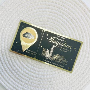 Révélation à gratter personnalisée Staycation noir décortiquée noire | Carte d'embarquement | Voyage surprise