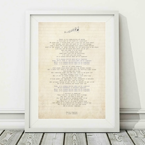 Peut inclure: Une impression de style vintage des paroles de la chanson "Better Together" de Jack Johnson. Les paroles sont imprimées sur un fond crème avec des lignes bleues et une note de musique en haut. Les paroles sont imprimées dans une police de caractères de machine à écrire.