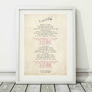 Puede incluir: Un imprimible de estilo vintage que presenta la letra de la canción "To Love Somebody" de los Bee Gees. La letra está impresa en fuente de máquina de escribir negra sobre un fondo blanco con un símbolo de nota musical en la parte superior.