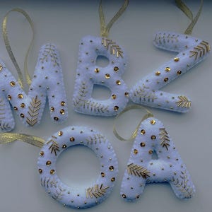 Adornos navideños hechos a mano en fieltro, letras, iniciales de nombres.