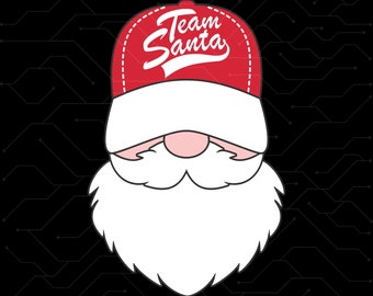 Może przedstawiać: Biały broda i wąsy Świętego Mikołaja z czerwoną czapką bejsbolową, na której napisano "Team Santa" białymi literami.