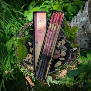 Bougies rituelles du SABBAT DES SORCIÈRES BELTANE raffinée avec du benjoin, du styrax et de la poudre d'encens ambrée Nuit de Walpurgis 100 % cire d'abeille rouge image 3