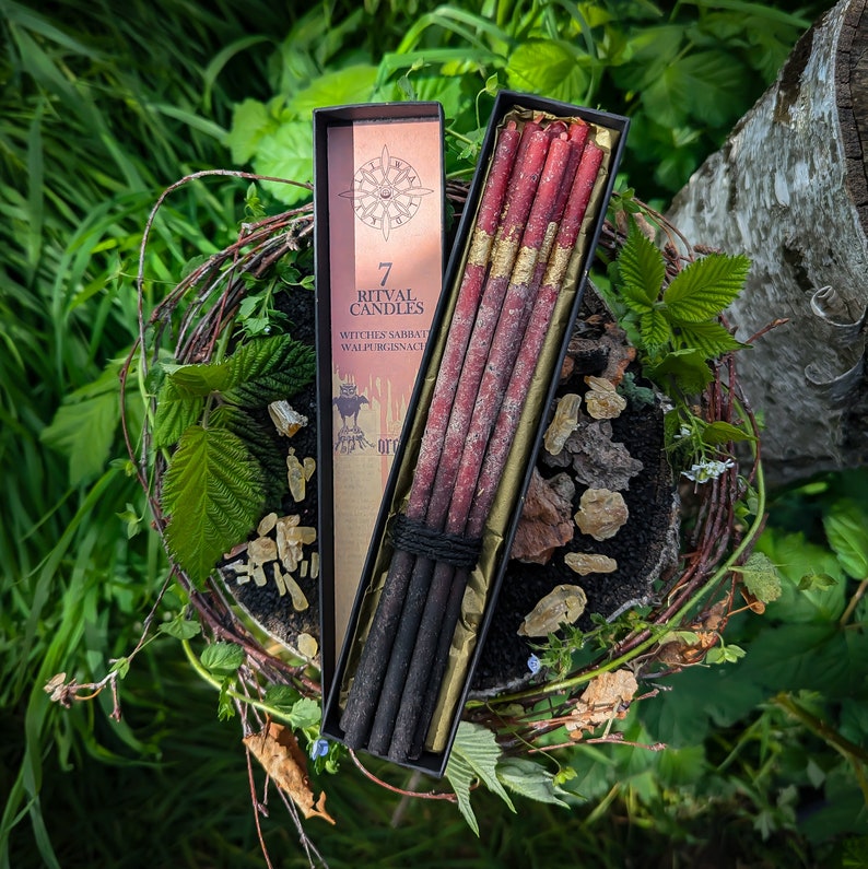 HEXENSABBAT Ritual Kerzen veredelt mit Räucherpuder aus Benzoin, Styrax & Bernstein Beltane Walpurgisnacht 100% rotes Bienenwachs Bild 3