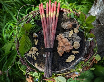 HEXENSABBAT Ritual Kerzen | veredelt mit Räucherpuder aus Benzoin, Styrax & Bernstein • Beltane • Walpurgisnacht • 100% rotes Bienenwachs