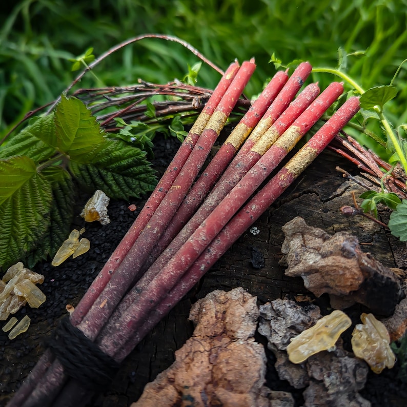 Bougies rituelles du SABBAT DES SORCIÈRES BELTANE raffinée avec du benjoin, du styrax et de la poudre d'encens ambrée Nuit de Walpurgis 100 % cire d'abeille rouge image 2